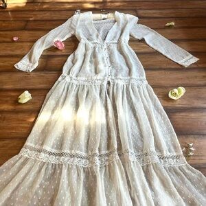 SOLD Breathtaking ethereal vintage style ivory white lace tiered duster 🪽